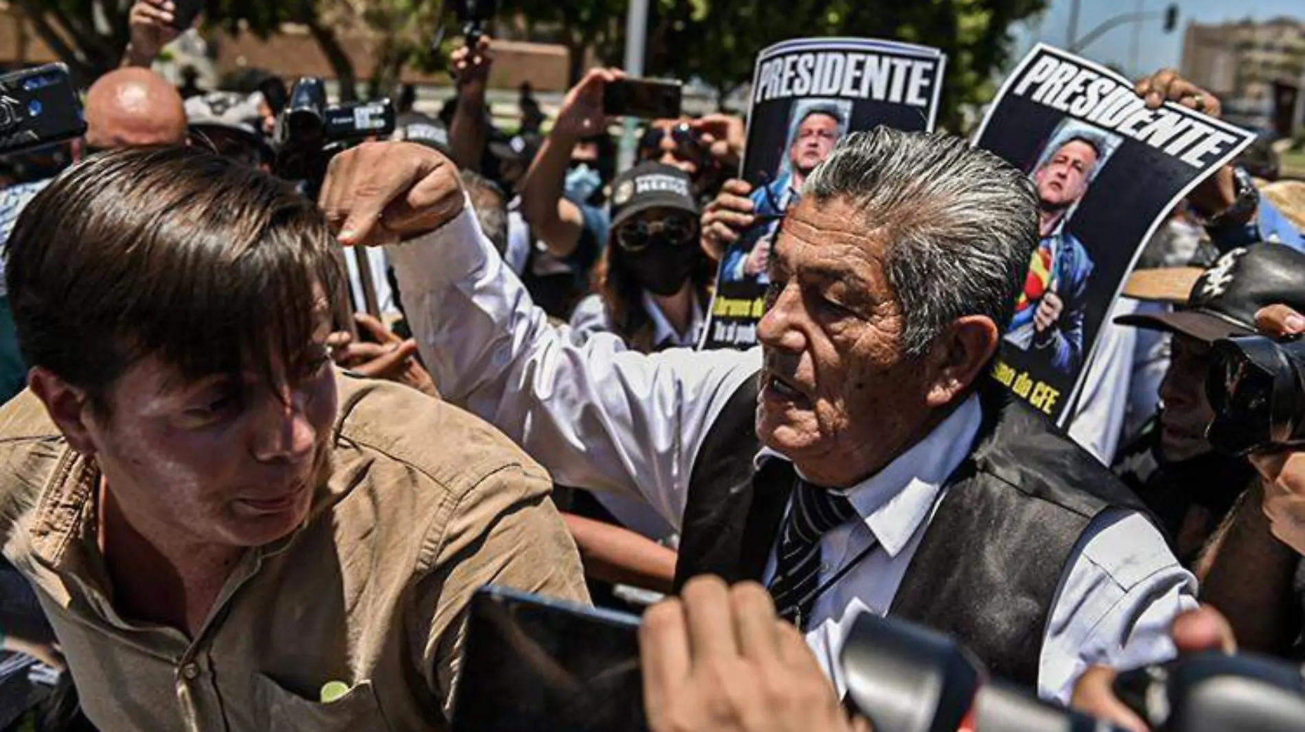 Manifestantes no dejaban irse al presidente